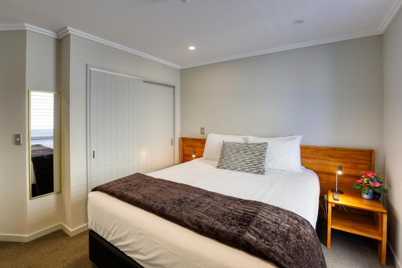 Marsden Lake Resort Central Otago Cromwell Exterior foto A bedroom at the hotel