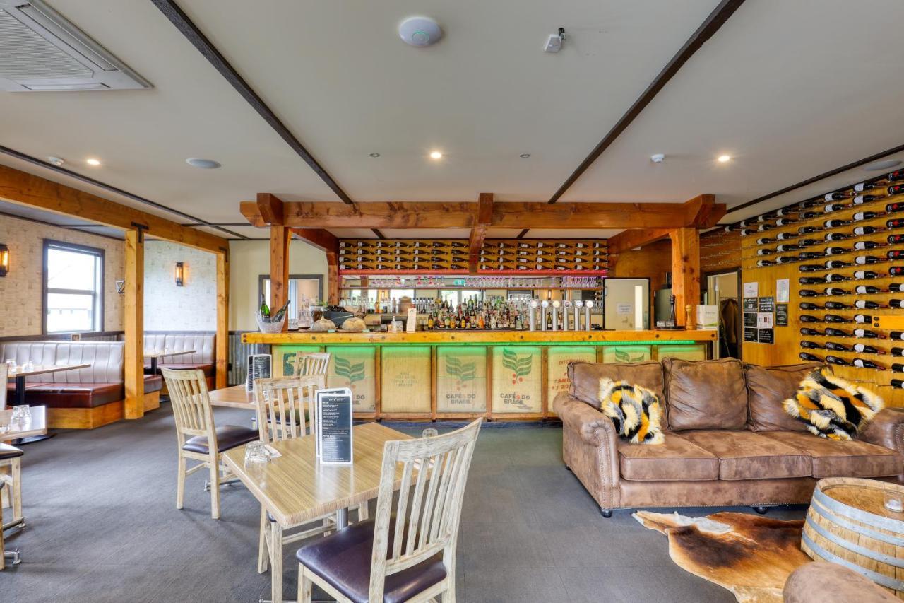 Marsden Lake Resort Central Otago Cromwell Exterior foto The bar at the restaurant